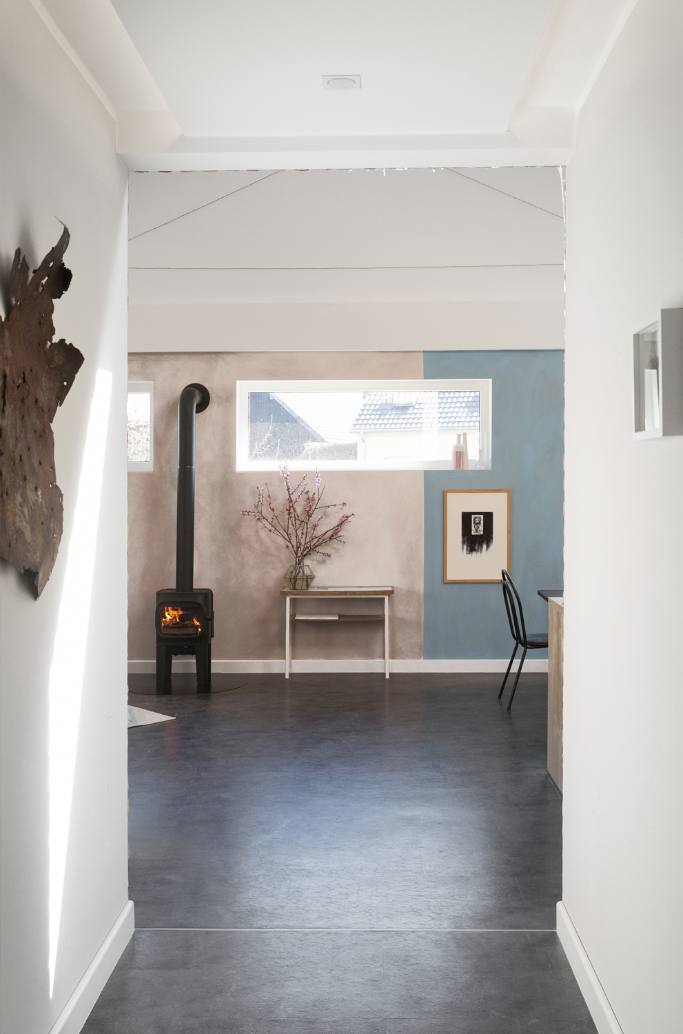 livingroom Wohnzimmer Kissenlandschaft Couch Kamin Chillarea farmhouse