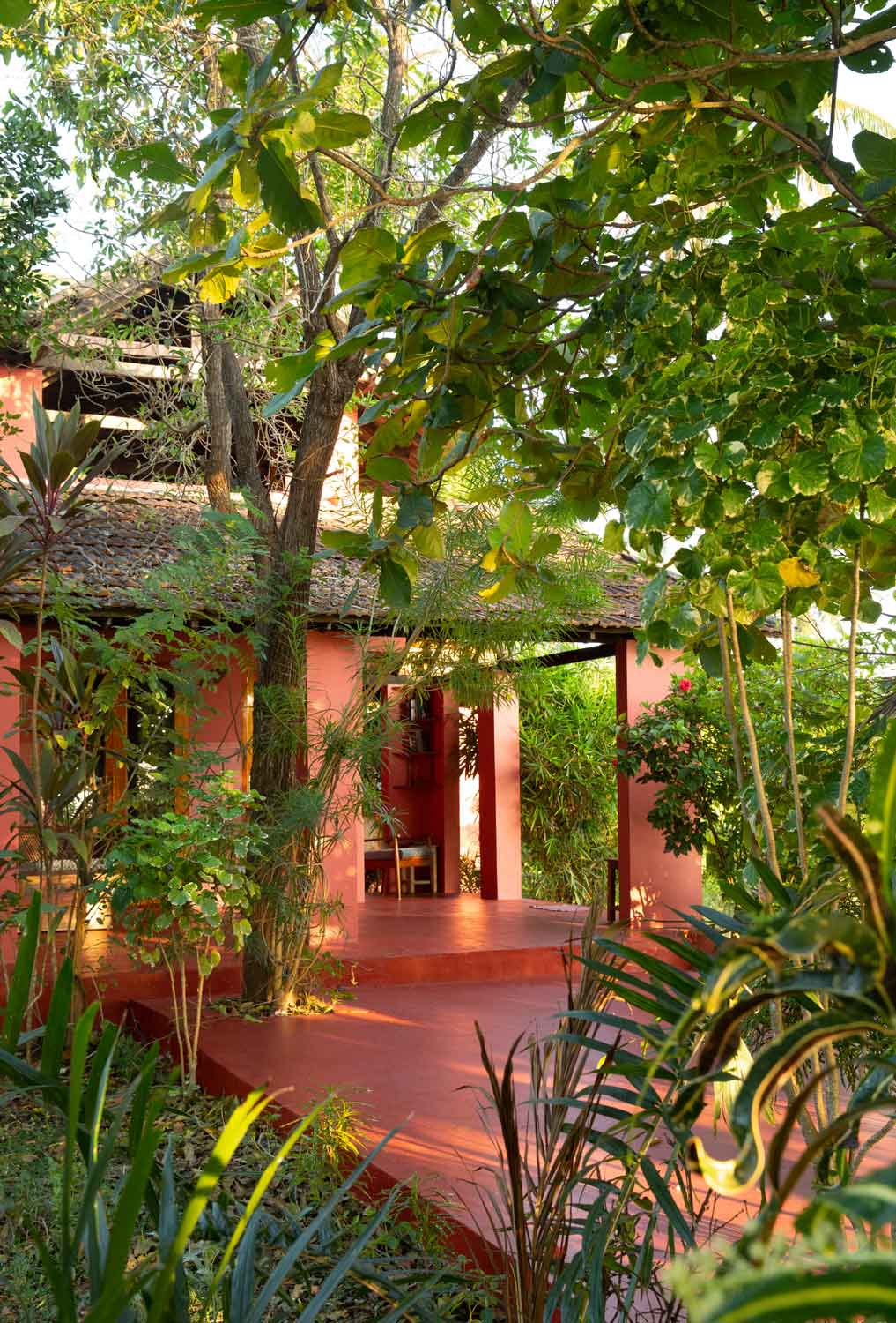 India Home, living room, Wohnzimmer, colors, cozy home, Interior Design, Living, Interieur, Ausstattung, Style, Pop Colors, Strong Colors, Starke Farben, India, Indien, tropical design, tropisches Design