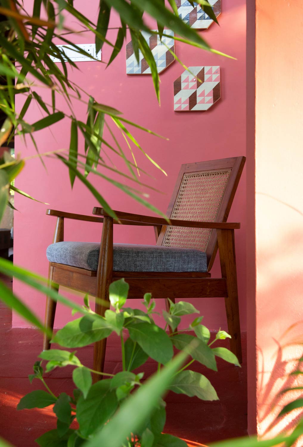 India Home, living room, Wohnzimmer, colors, cozy home, Interior Design, Living, Interieur, Ausstattung, Style, Pop Colors, Strong Colors, Starke Farben, India, Indien, tropical design, tropisches Design