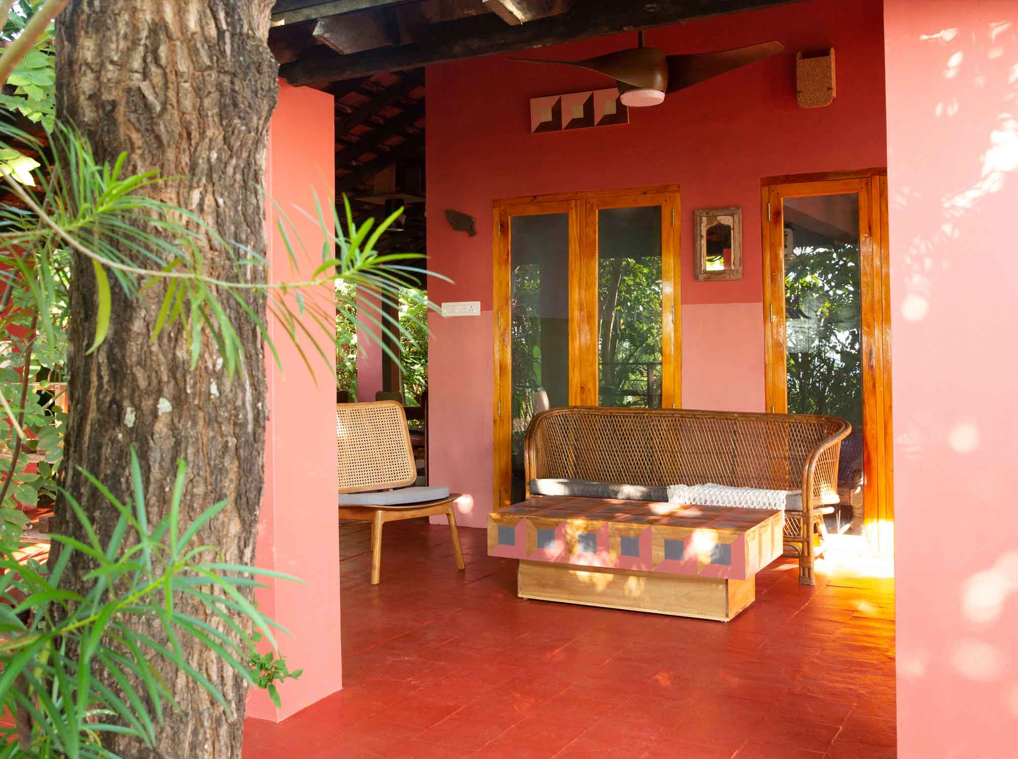 India Home, living room, Wohnzimmer, colors, cozy home, Interior Design, Living, Interieur, Ausstattung, Style, Pop Colors, Strong Colors, Starke Farben, India, Indien, tropical design, tropisches Design